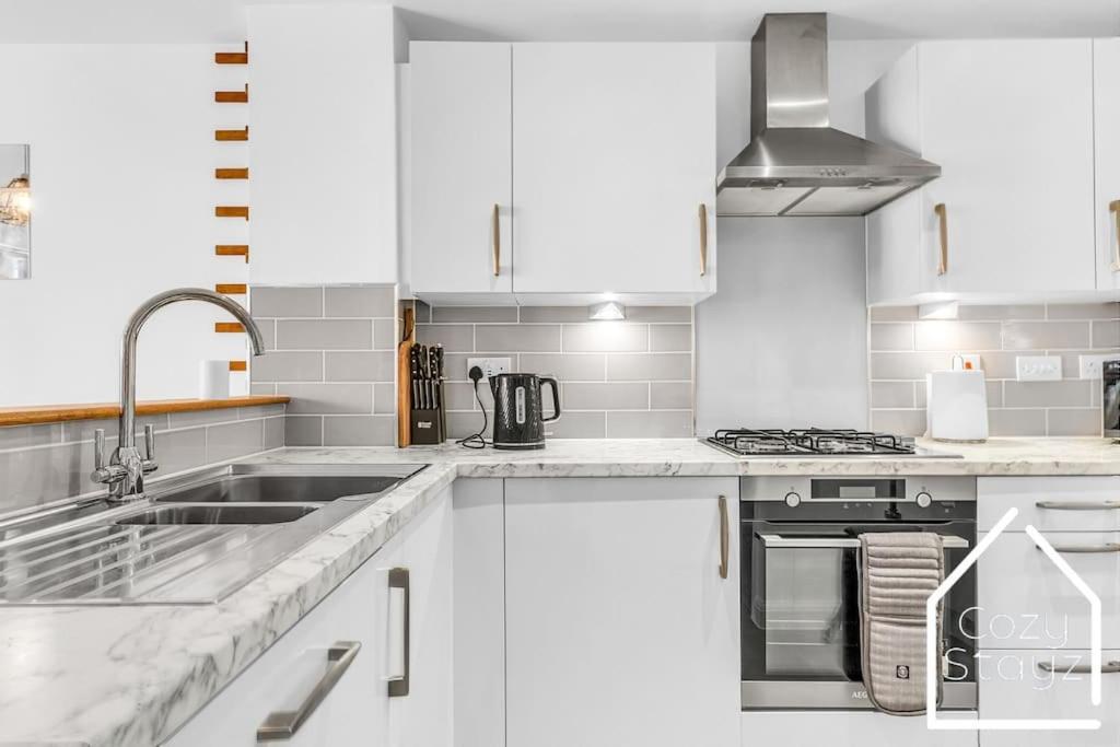 Beautiful 5 Bedroom Home In The City Centre With Gated Parking Birmingham Bagian luar foto